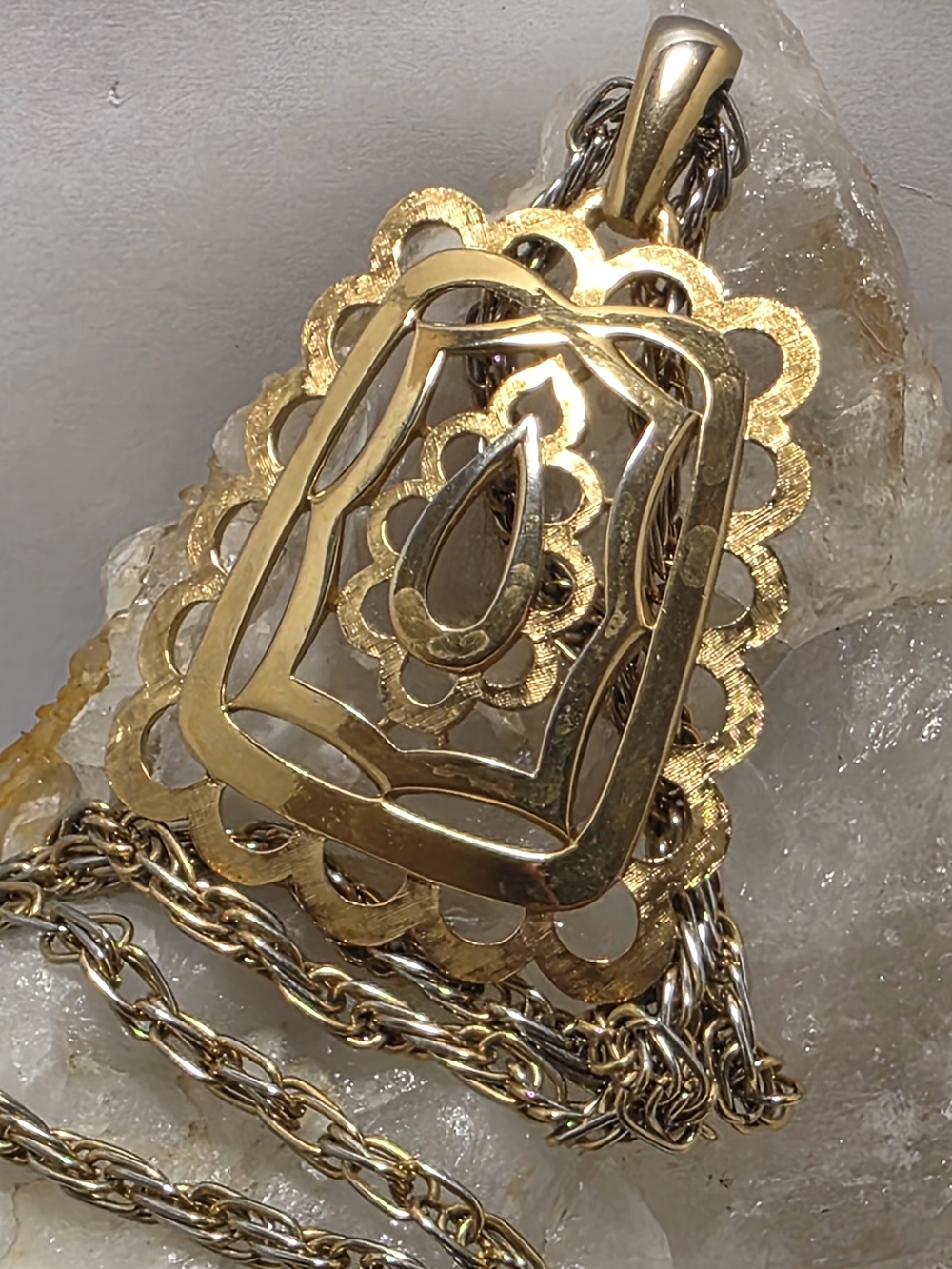 Excellent vintage conditionGold Floral Filigree Pendant Necklace - Women Jewelry